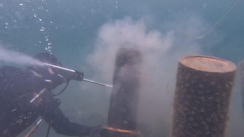 buzo limpieza submarina