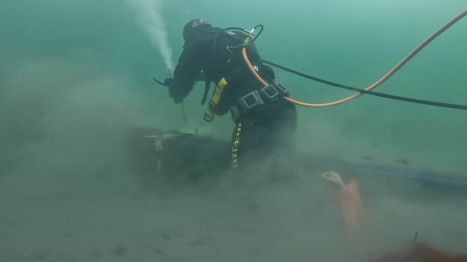 Buzo comercial realizando trabajos submarinos en Puerto Natales